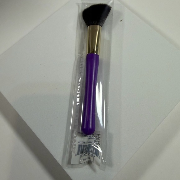 Other - 🩷5/$10🩷 Purple Makeup Brush